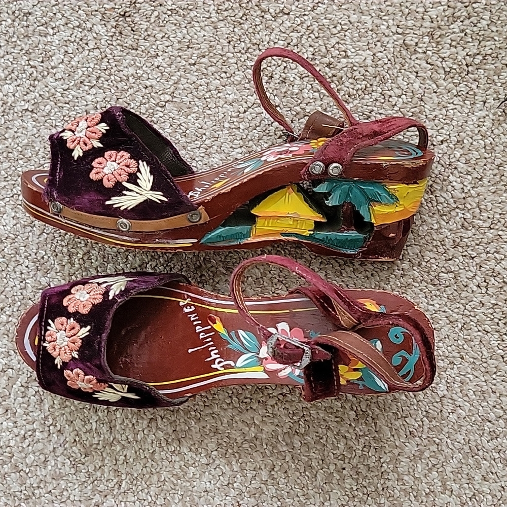 Vtg 50s Carved Wood Embroidered Velvet Sandals 5.5
